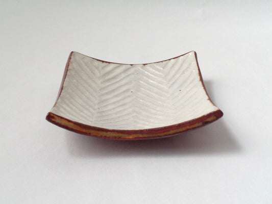 ヘリンボーン角小皿