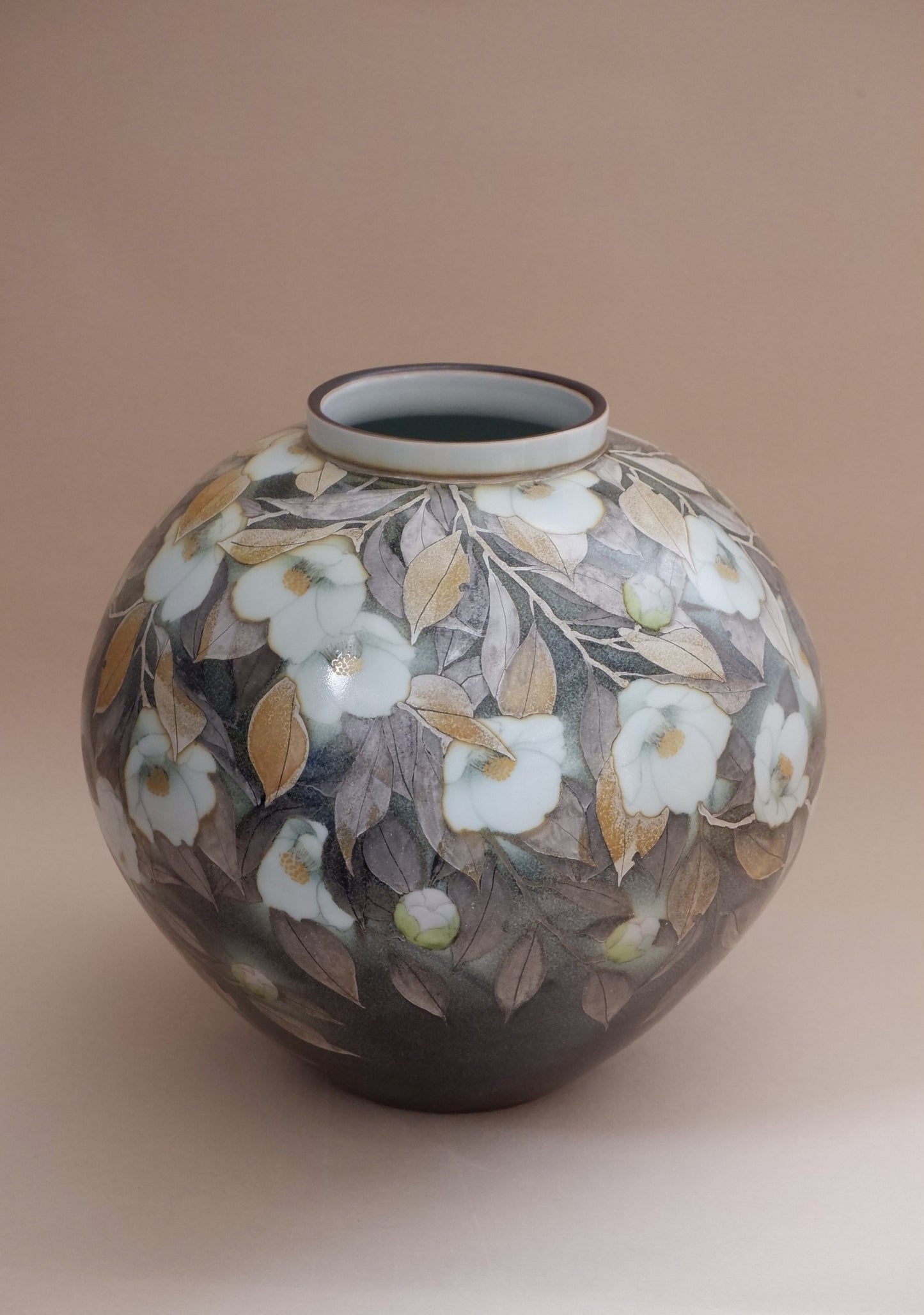 釉描色絵磁器 銀彩椿図 壺