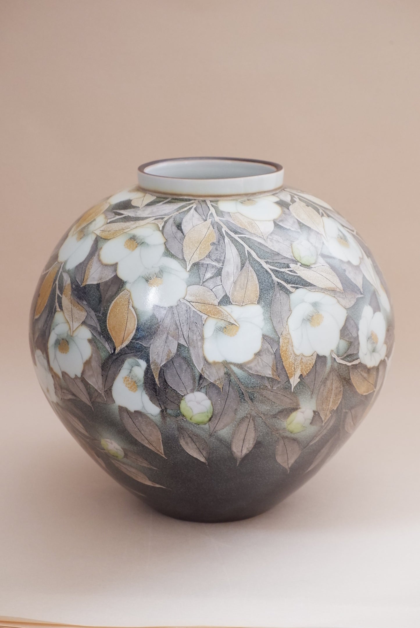 釉描色絵磁器 銀彩椿図 壺