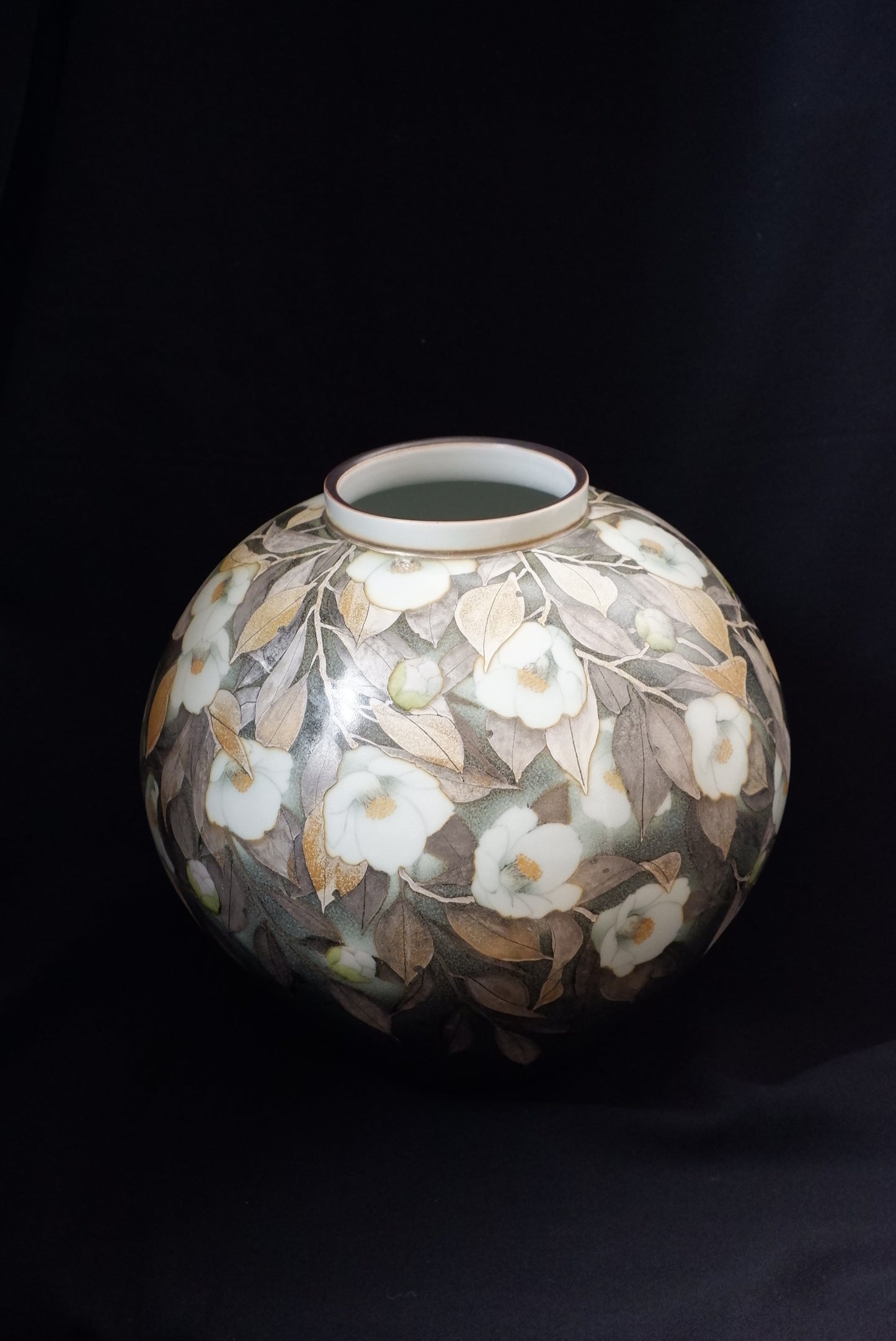 釉描色絵磁器 銀彩椿図 壺