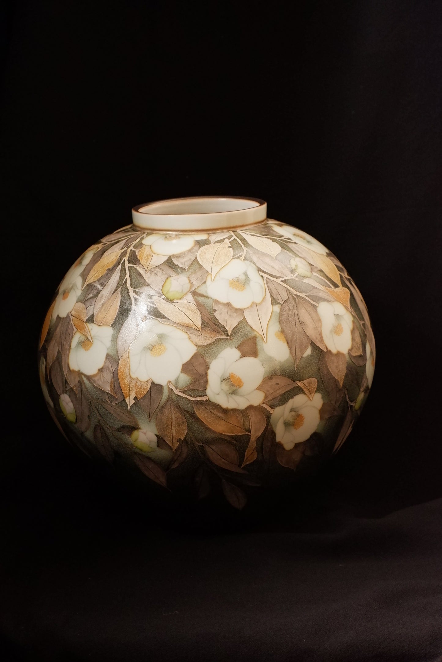 釉描色絵磁器 銀彩椿図 壺