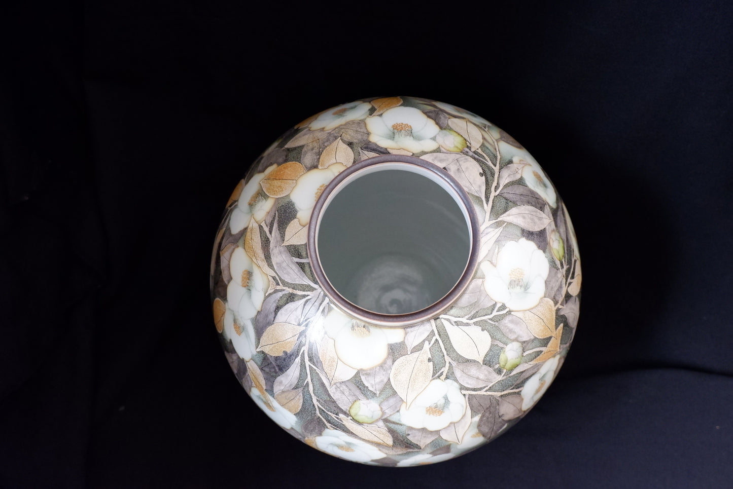 釉描色絵磁器 銀彩椿図 壺