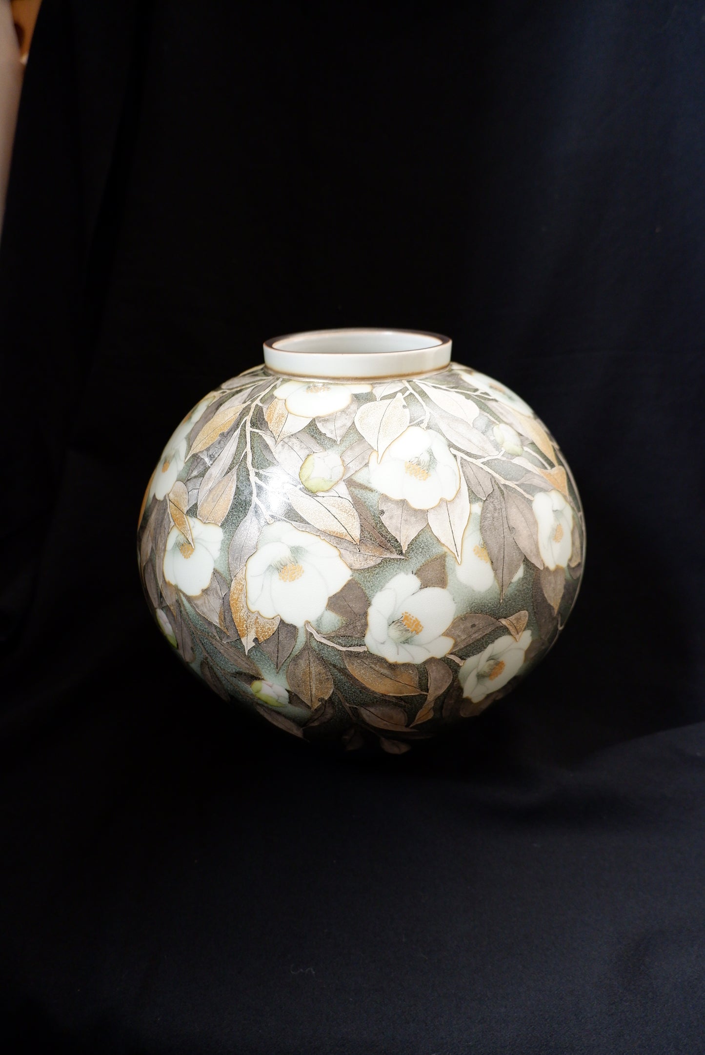 釉描色絵磁器 銀彩椿図 壺