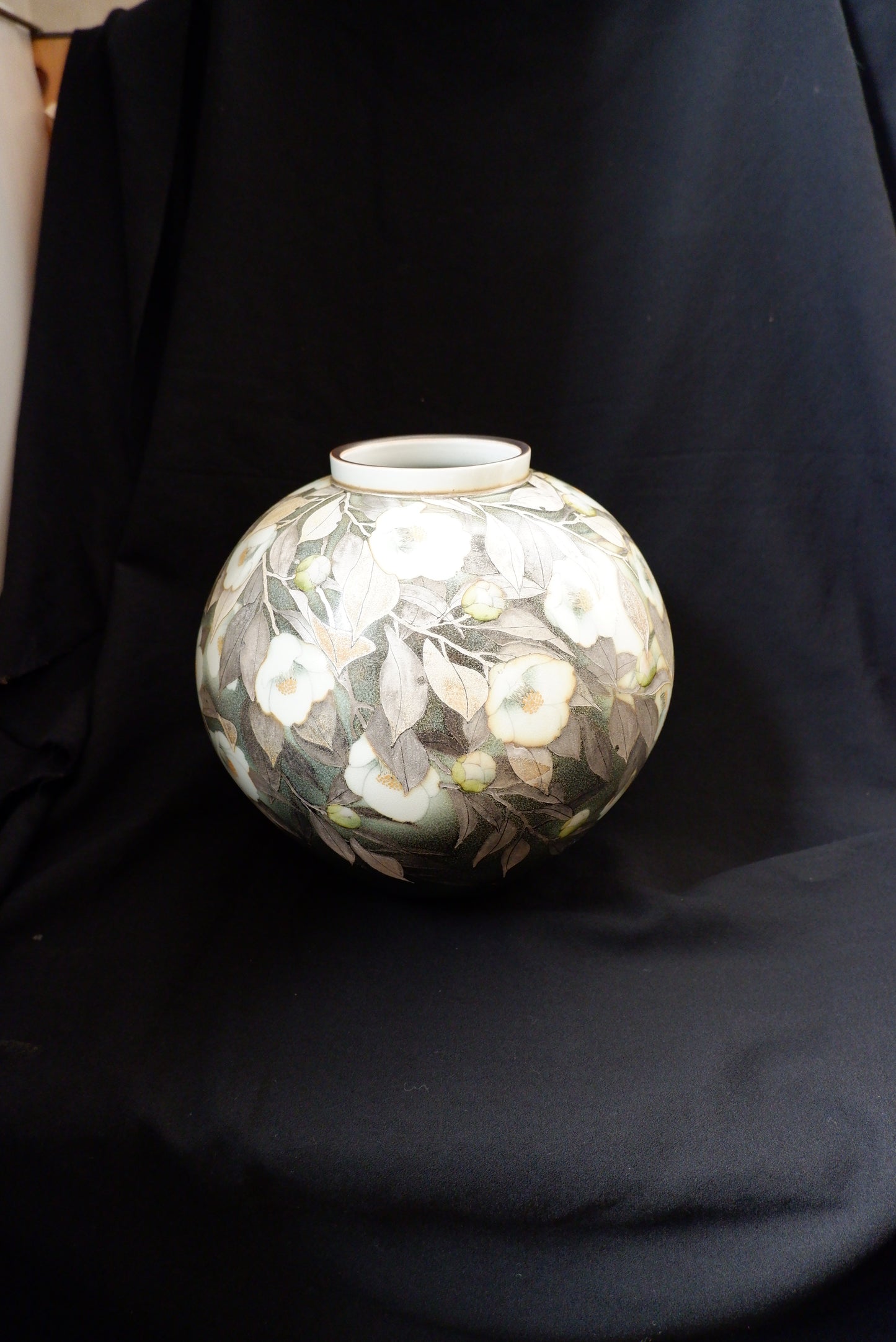 釉描色絵磁器 銀彩椿図 壺