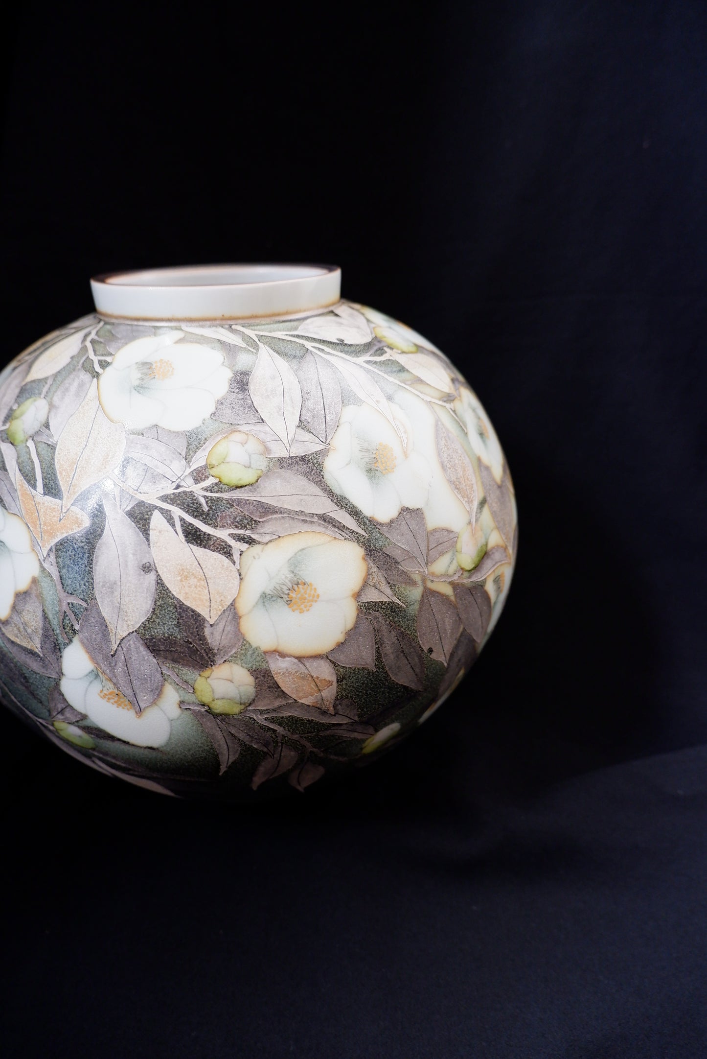 釉描色絵磁器 銀彩椿図 壺