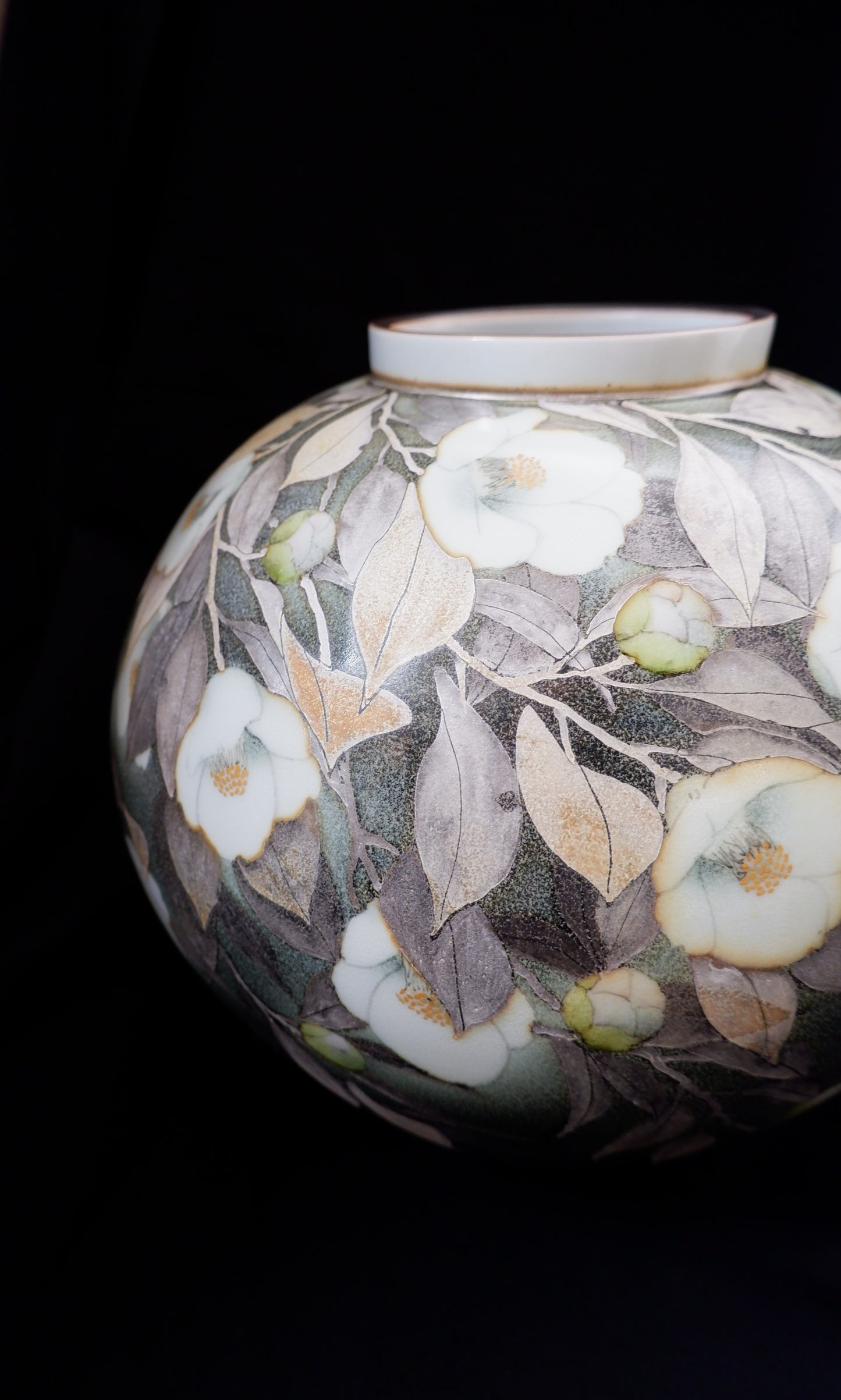 釉描色絵磁器 銀彩椿図 壺
