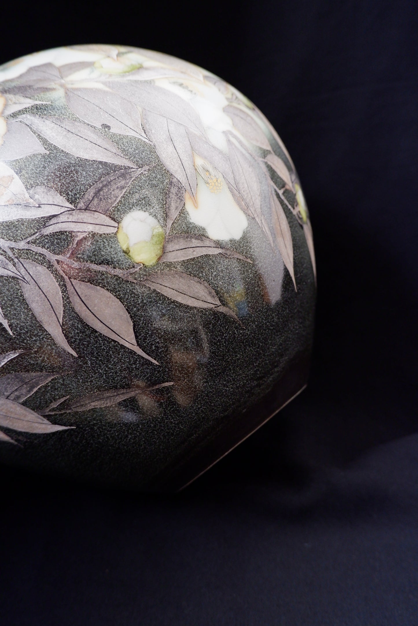 釉描色絵磁器 銀彩椿図 壺