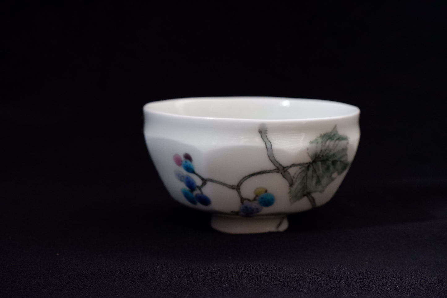 釉描色絵磁器 野葡萄図 茶碗