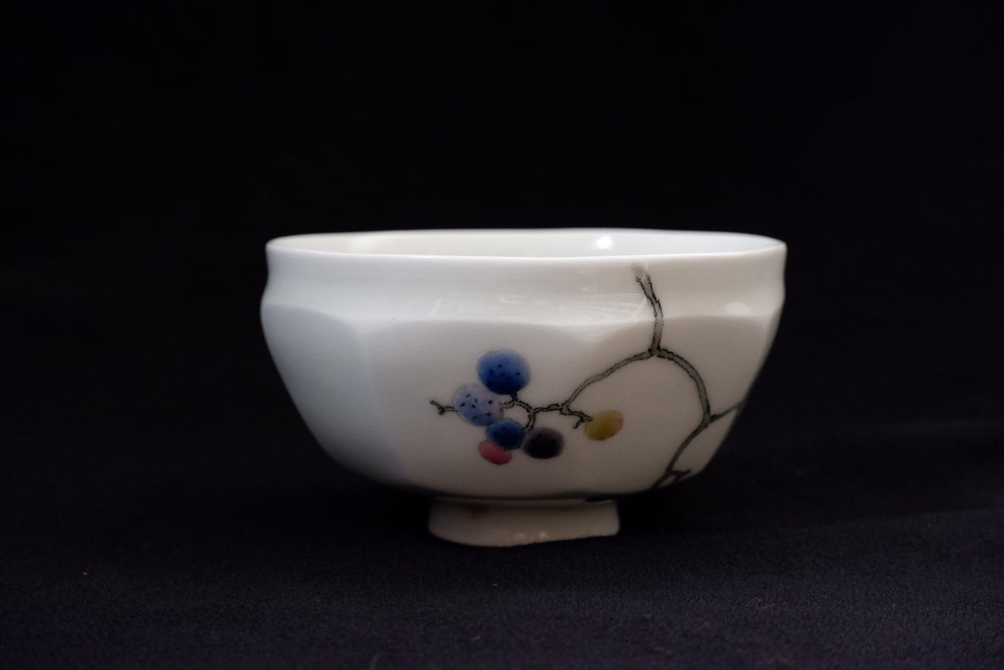 釉描色絵磁器 野葡萄図 茶碗
