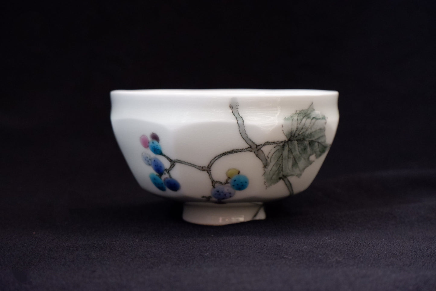 釉描色絵磁器 野葡萄図 茶碗