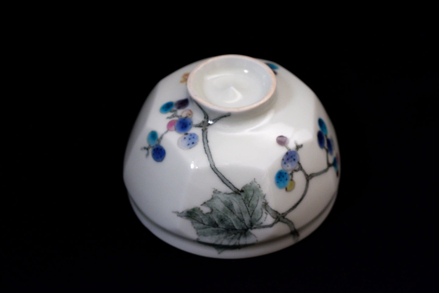 釉描色絵磁器 野葡萄図 茶碗