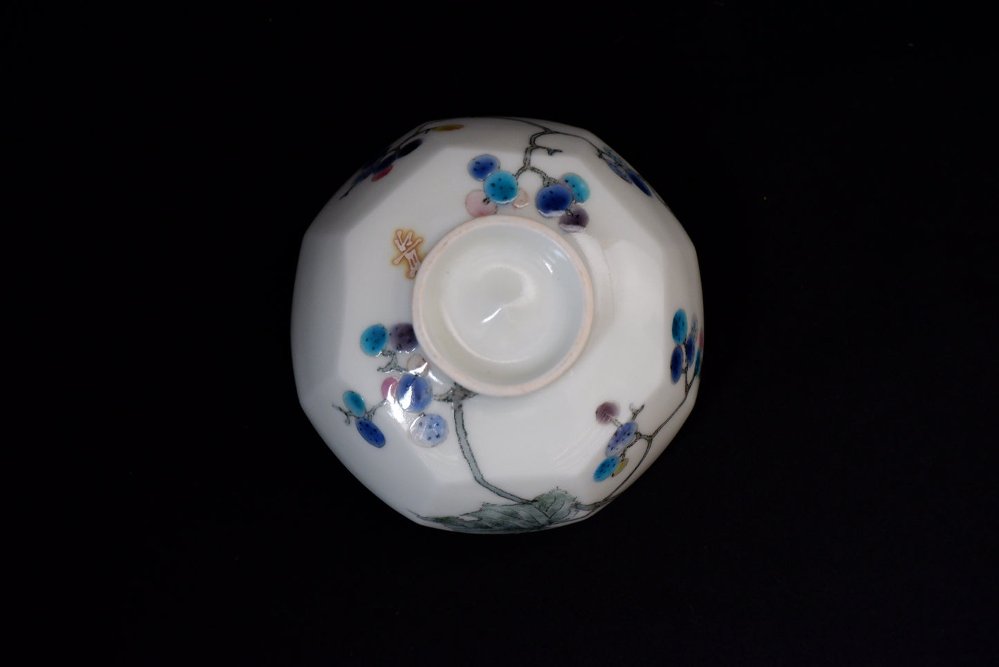 釉描色絵磁器 野葡萄図 茶碗