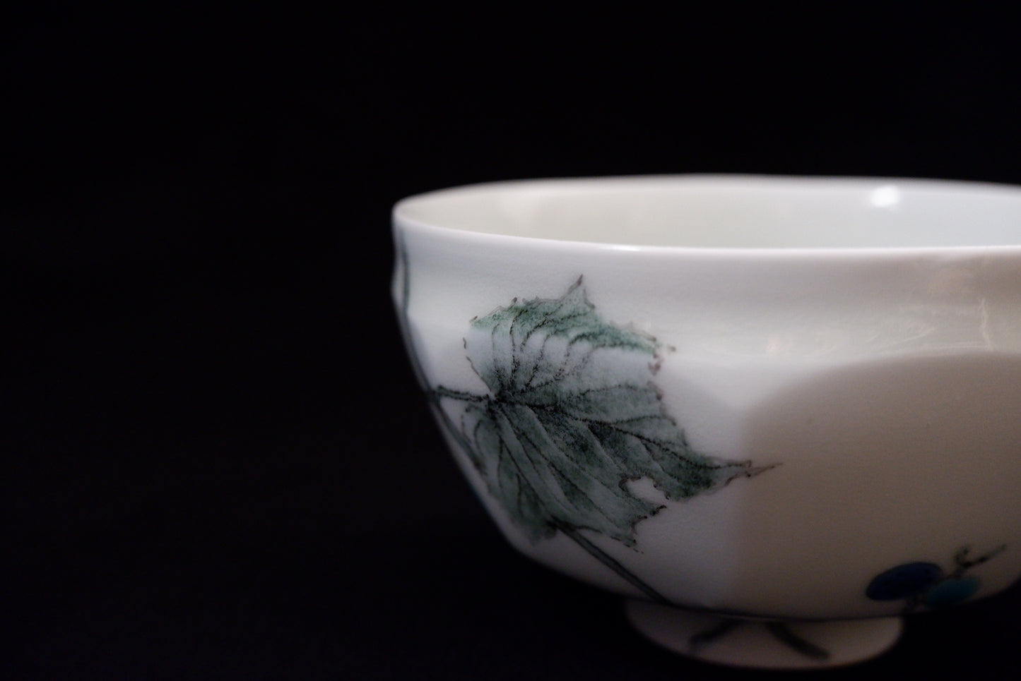 釉描色絵磁器 野葡萄図 茶碗