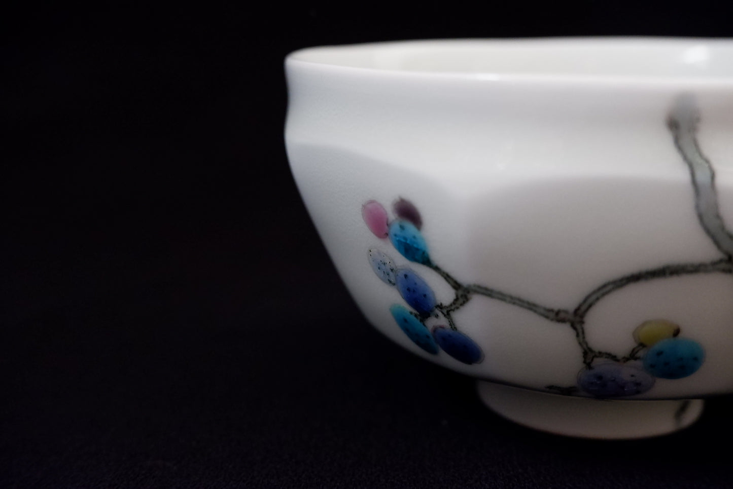 釉描色絵磁器 野葡萄図 茶碗