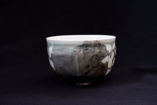 釉描色絵磁器 銀彩山法師図 茶碗