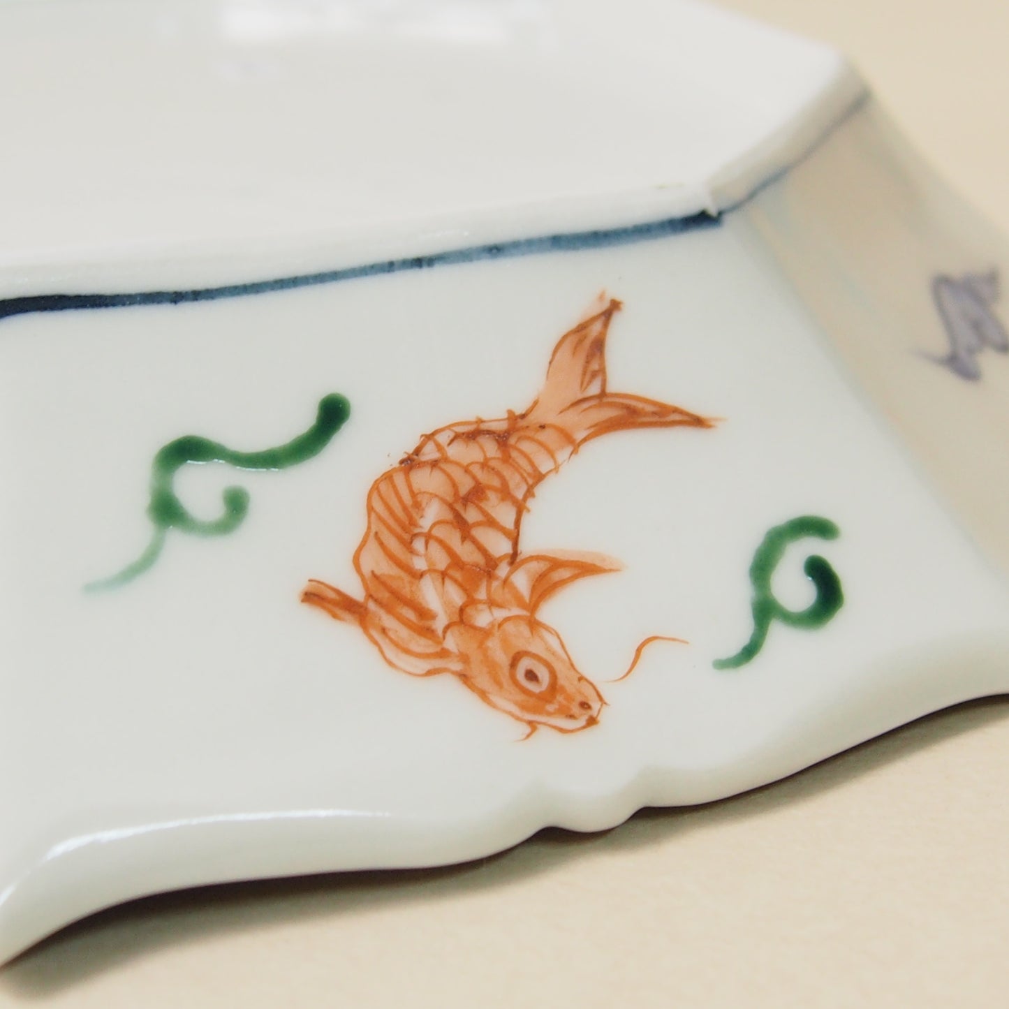 4 呉須赤絵面取稜花皿