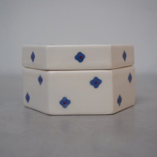 22 絵付ふたもの六角(はと) | 井川絢子