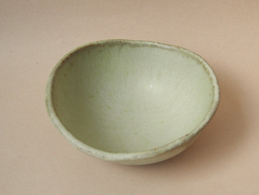 黄粉引 タマゴ鉢 中