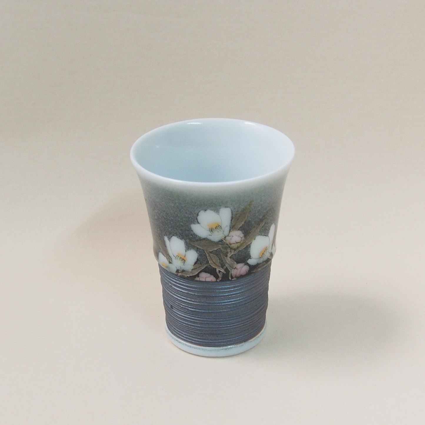釉描色絵磁器 銀彩椿図 麦酒盃