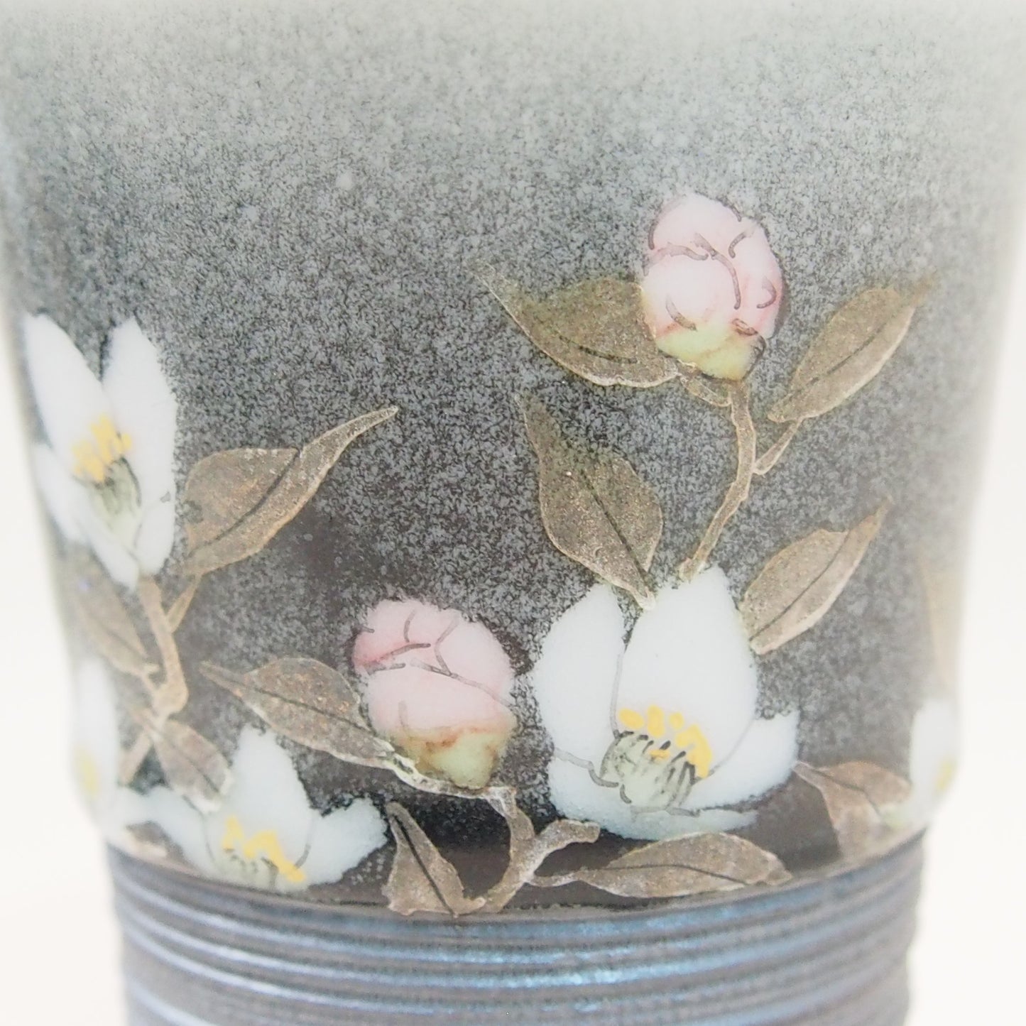 釉描色絵磁器 銀彩椿図 麦酒盃