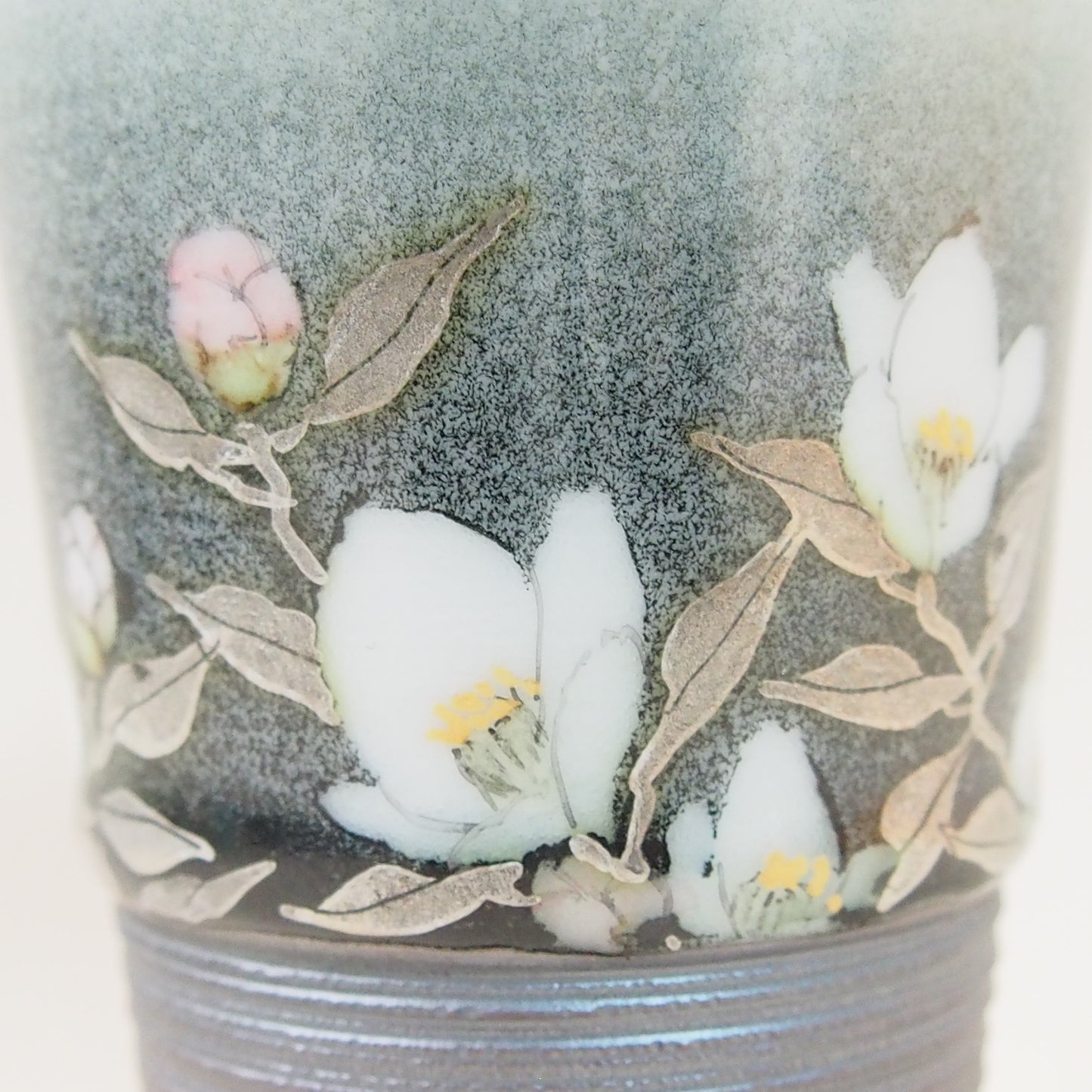 釉描色絵磁器 銀彩椿図 麦酒盃