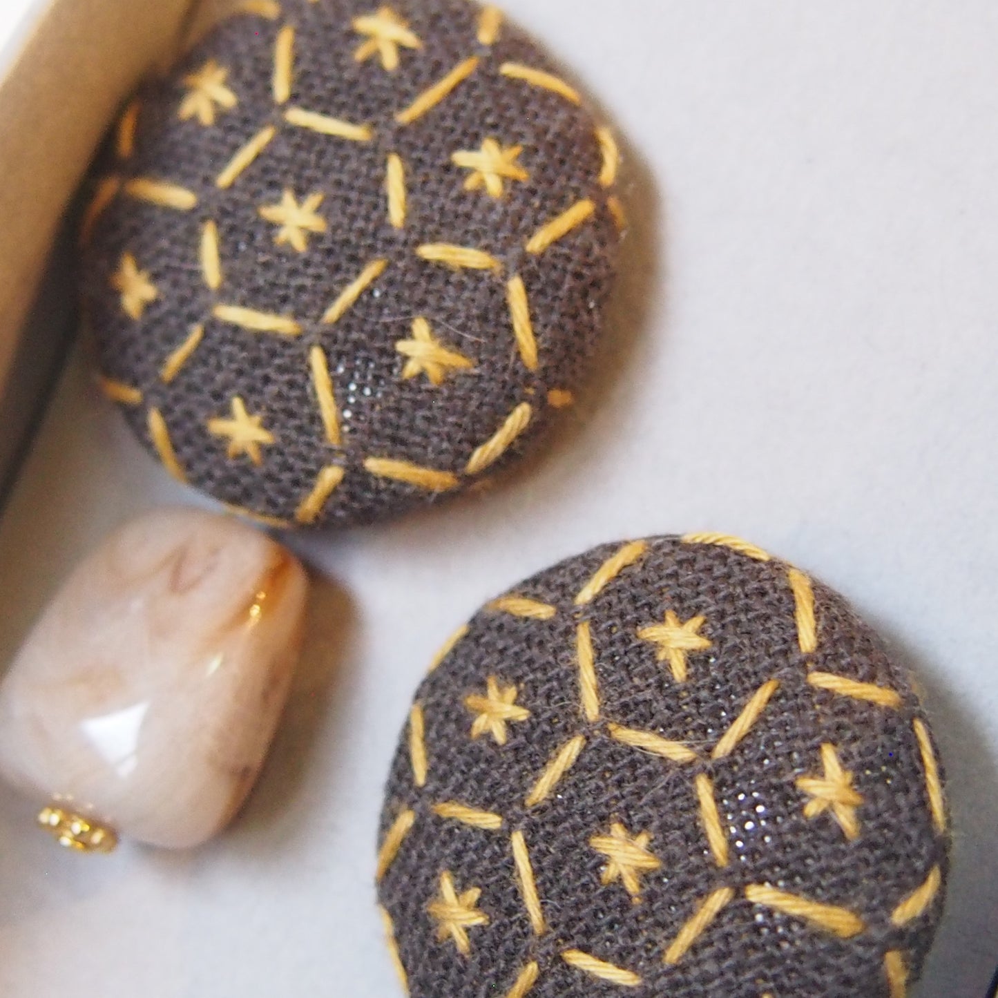 ピアス 箱入り 8.茶系