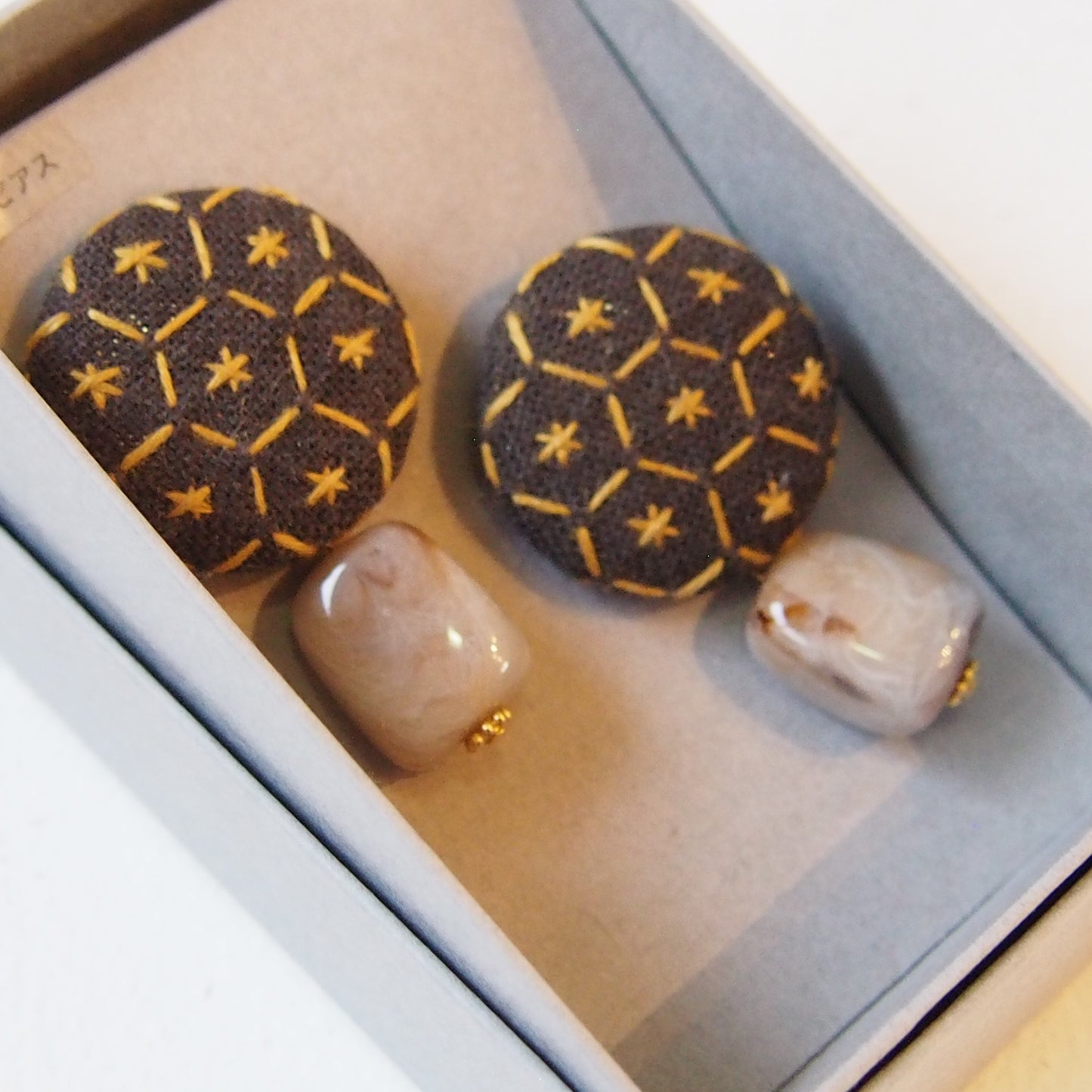 ピアス 箱入り 8.茶系