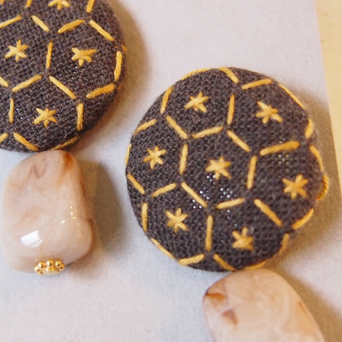 ピアス 箱入り 8.茶系