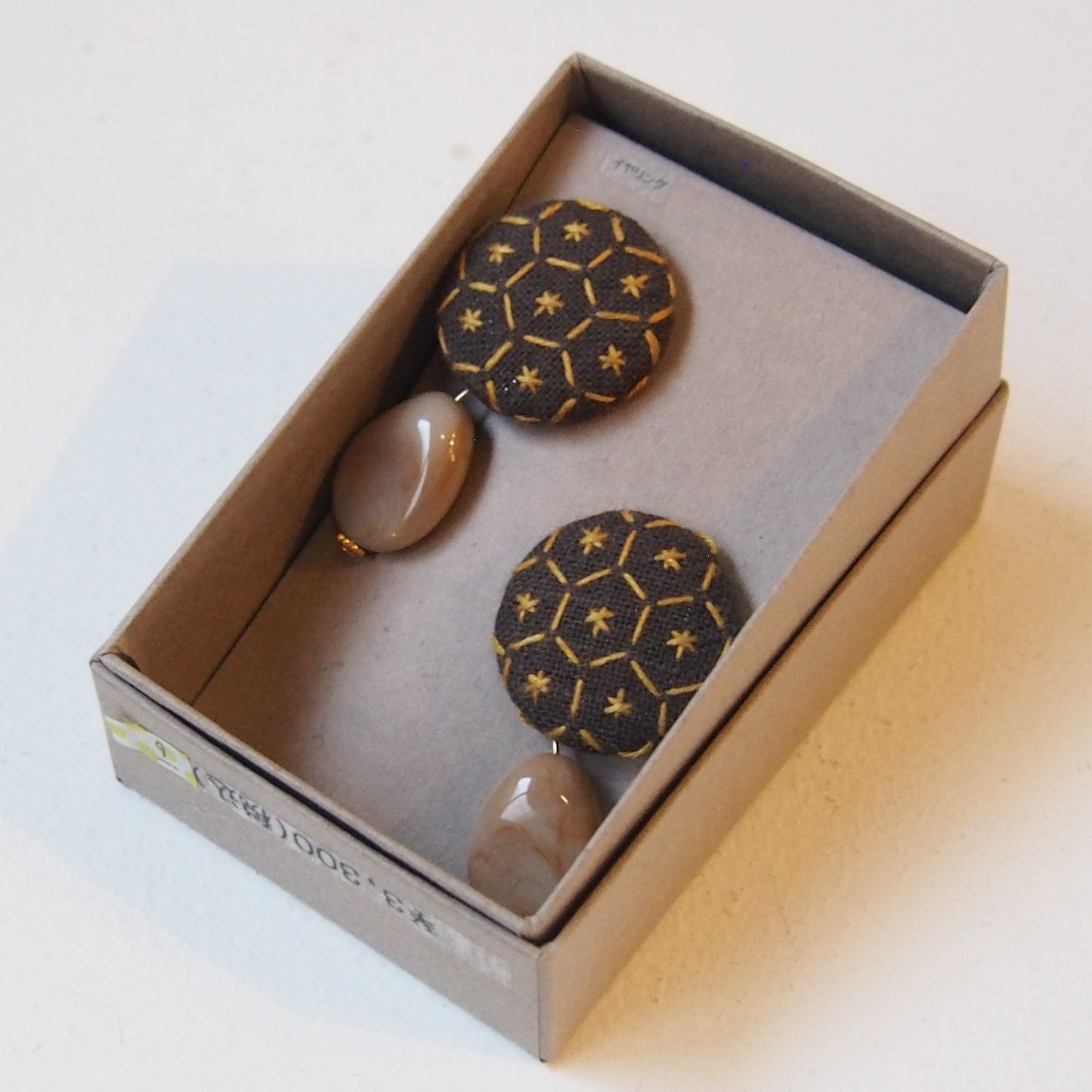 イヤリング 箱入り 9.茶系