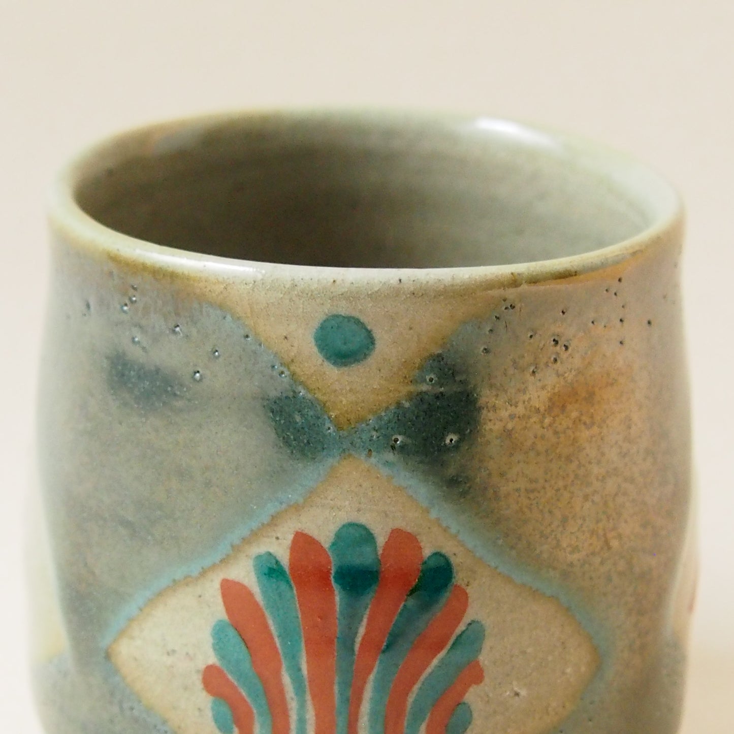 青釉赤絵湯呑