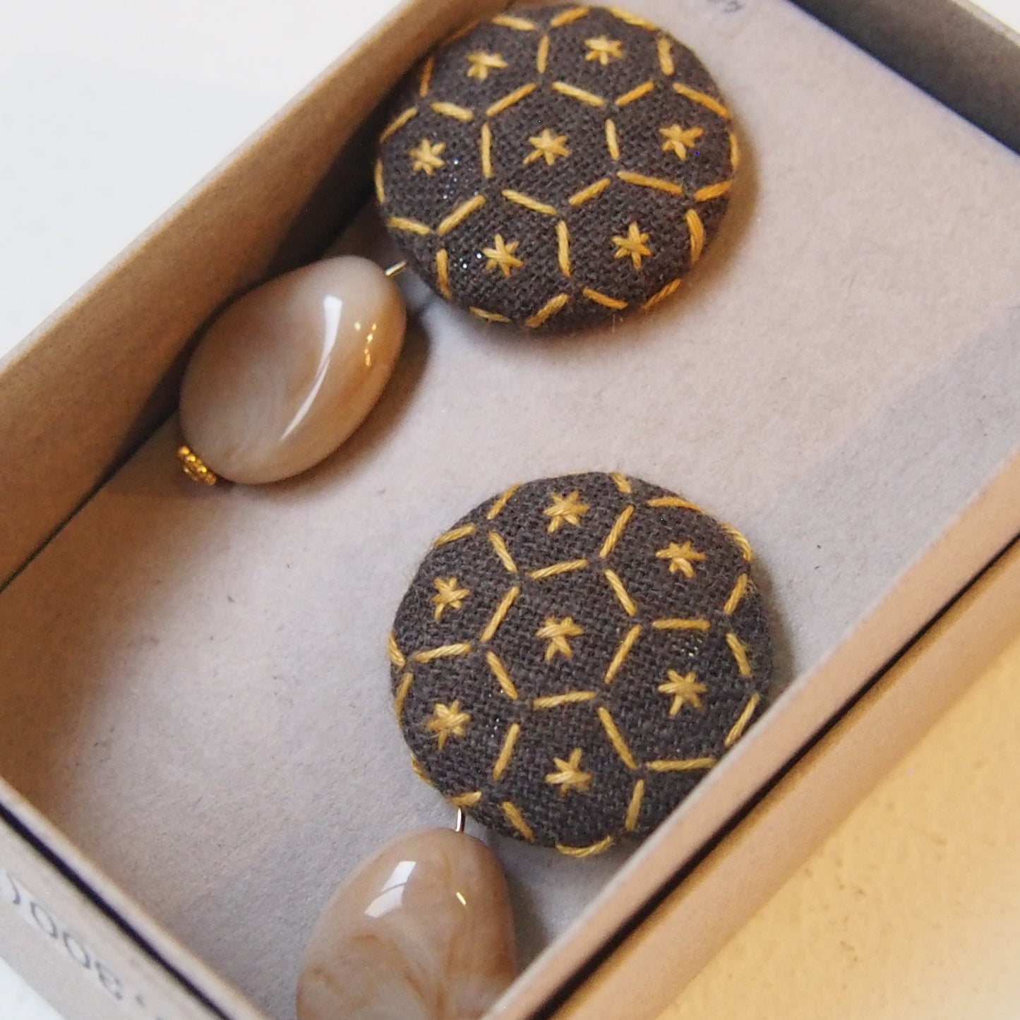 イヤリング 箱入り 9.茶系