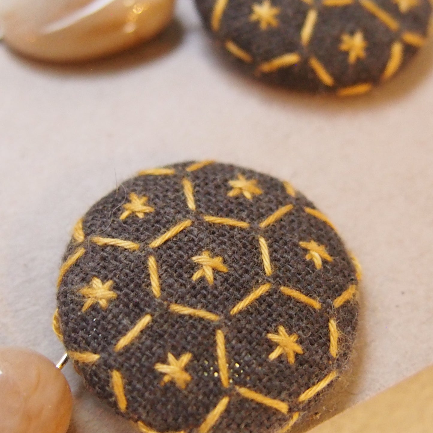 イヤリング 箱入り 9.茶系