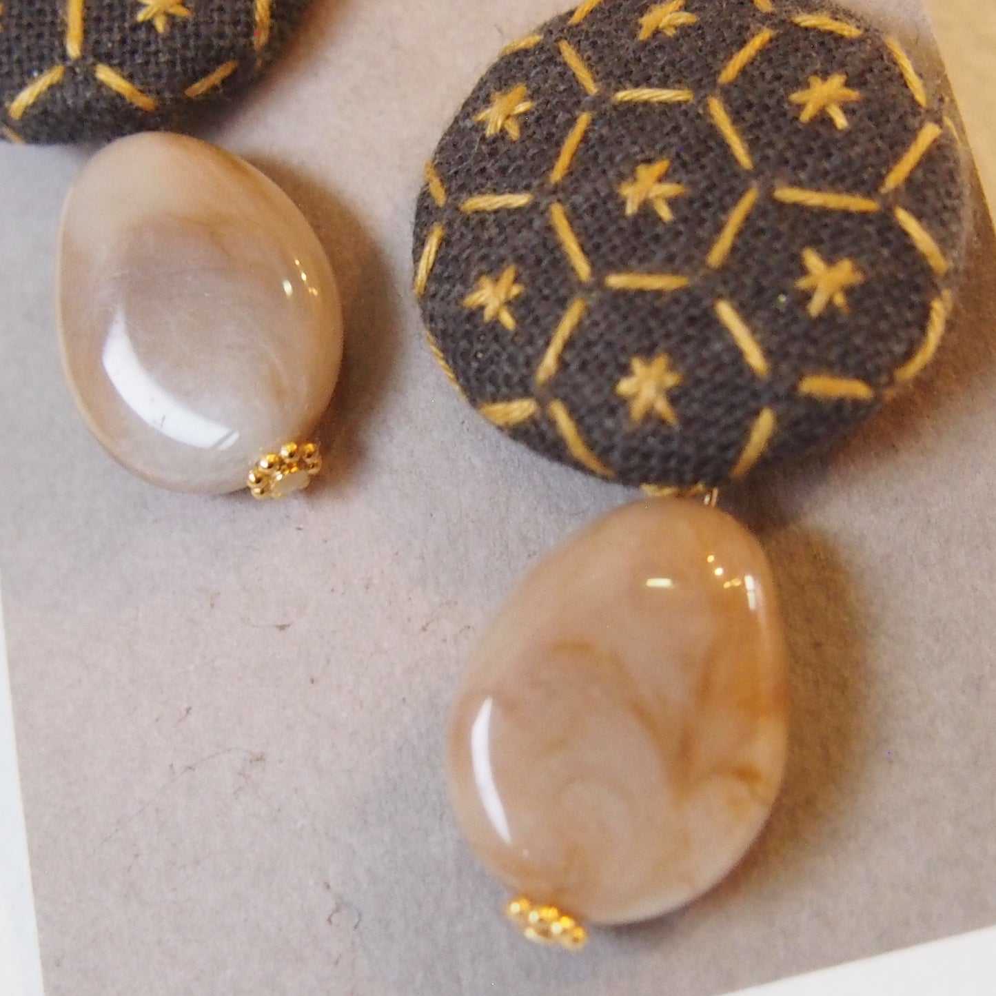 イヤリング 箱入り 9.茶系