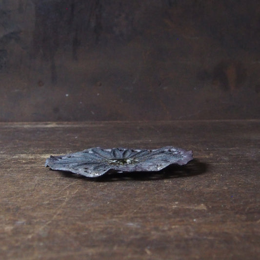 27 蓮葉皿 炭化・彫り抜き(銀彩/漆) | 紫蓮