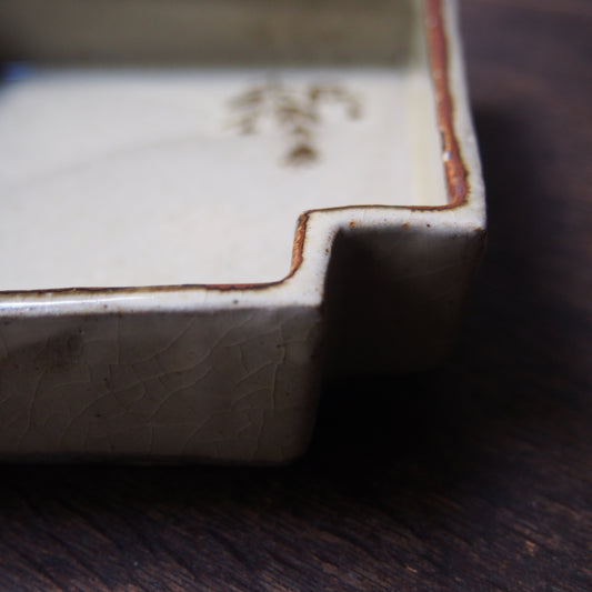 17 角違い皿(鉄絵並白釉) | 加藤舞