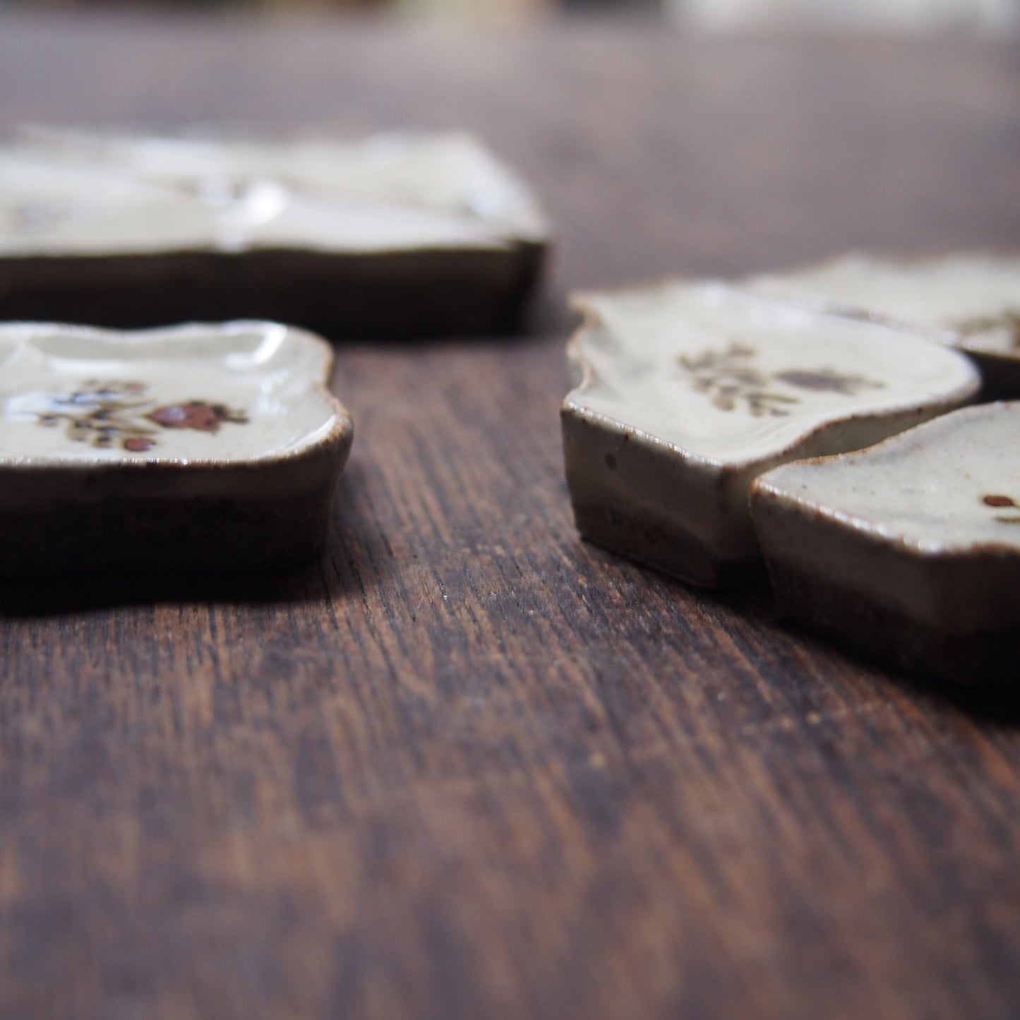 22 九子盆型箸置き(9個セット)(鉄絵並白釉) | 加藤舞