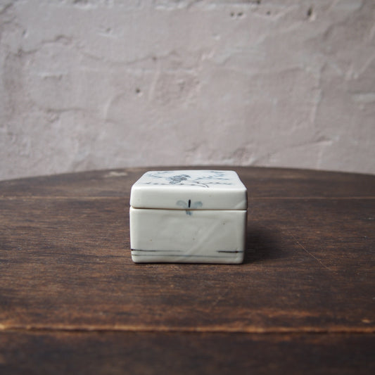 35 くりぬきの蓋物 (磁器染付) | 加藤舞