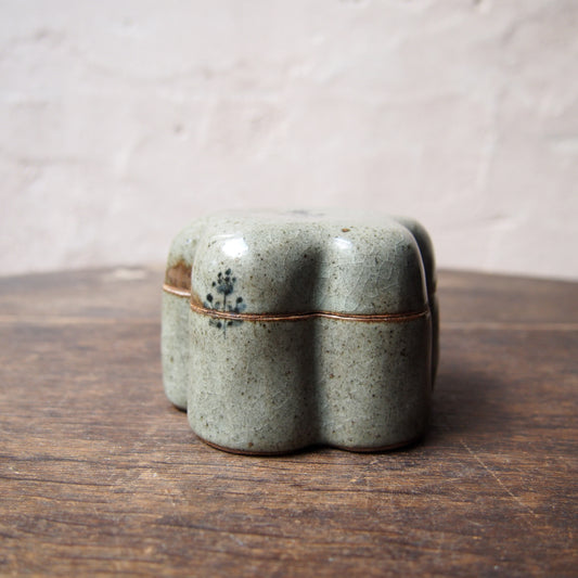 38 くりぬきの蓋物 凛花(呉須絵) | 加藤舞