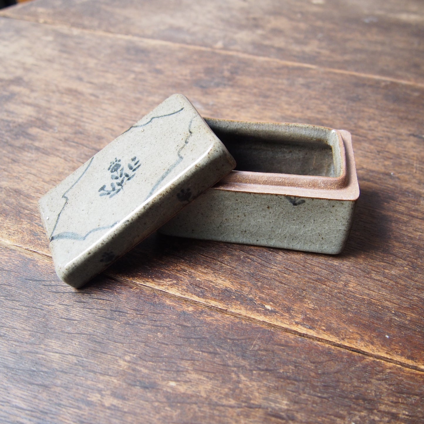 39 くりぬきの蓋物 長四角(呉須絵) | 加藤舞