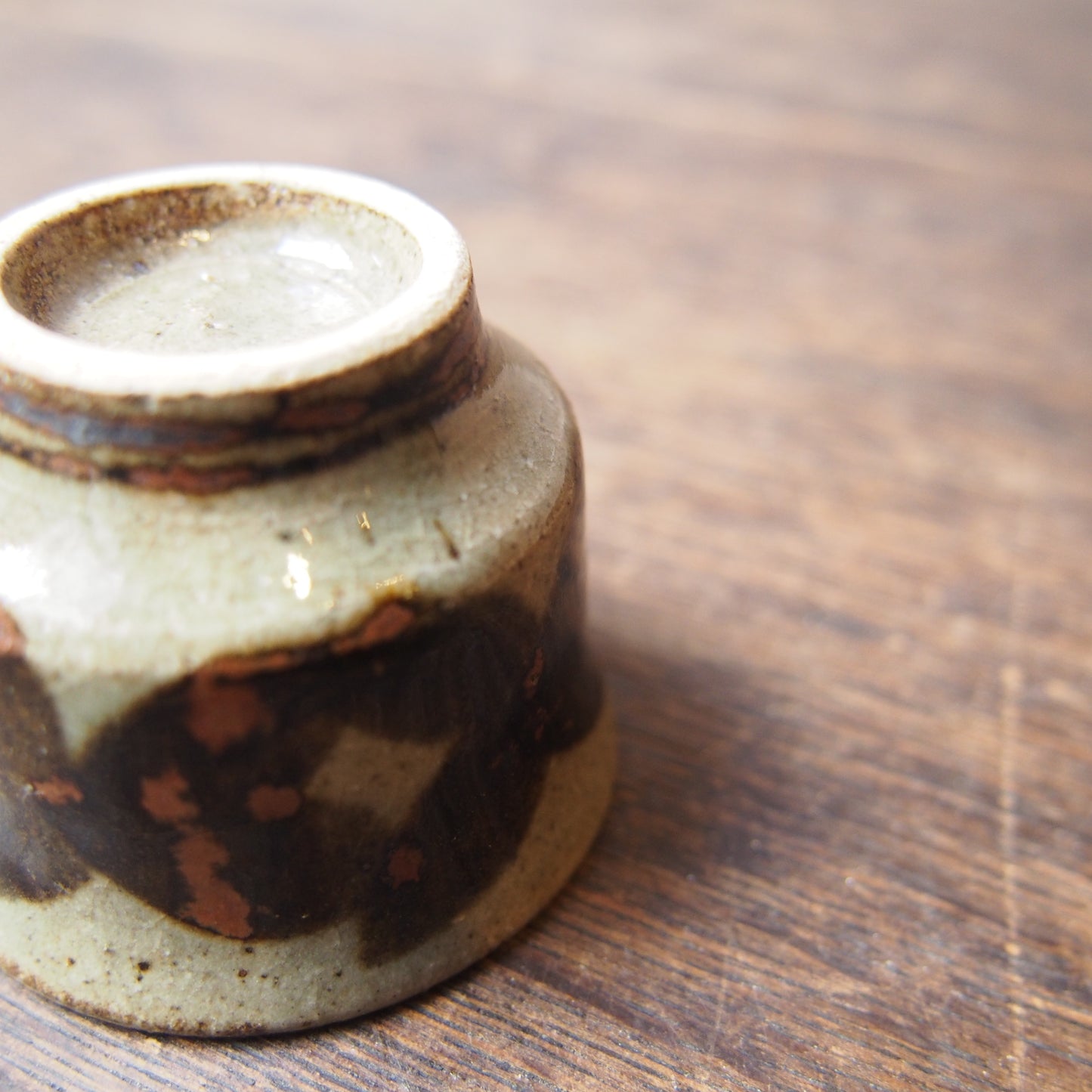 48-2 茶杯(鉄絵並白釉) | 加藤舞