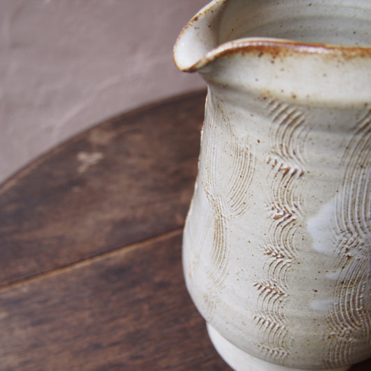 65 ピッチャー(櫛目白釉) | 加藤舞