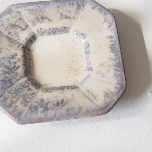 36-1 隅切四角豆皿 | 梅本勇