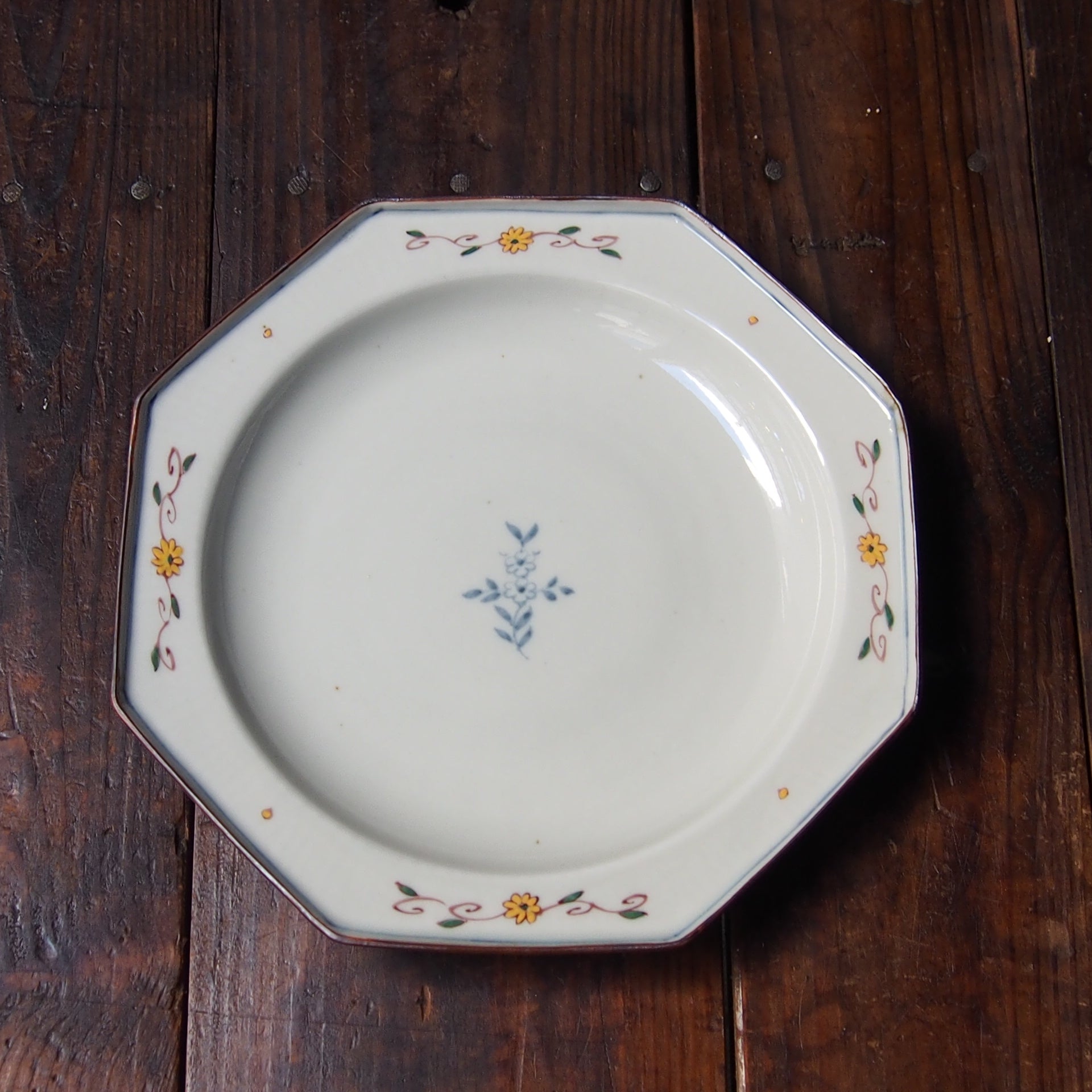 HONG KONG1997HANDOVER絵皿限定版 志村和晃】91 色絵唐草文ｵｸﾄｺﾞﾅﾙ7.5寸皿 | 益子のギャラリー もえぎ