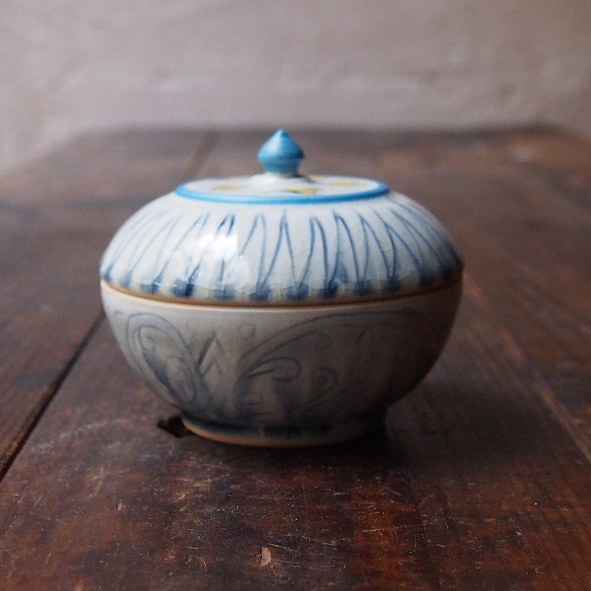 志村和晃】112 灰釉色絵線彫蓋物 | 益子のギャラリー もえぎ – moegi