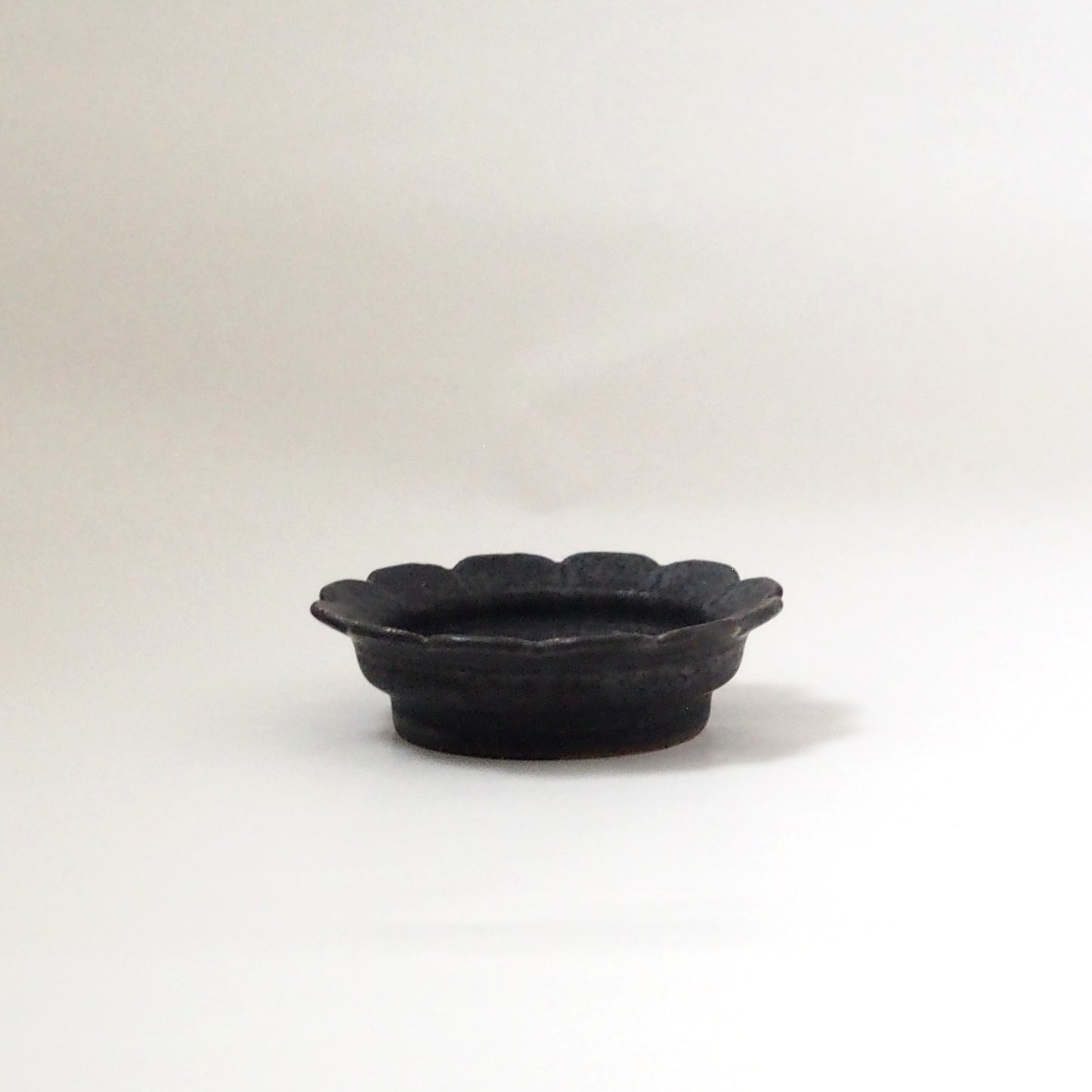 5 黒釉輪花3寸リム皿 | 青柳憲儀