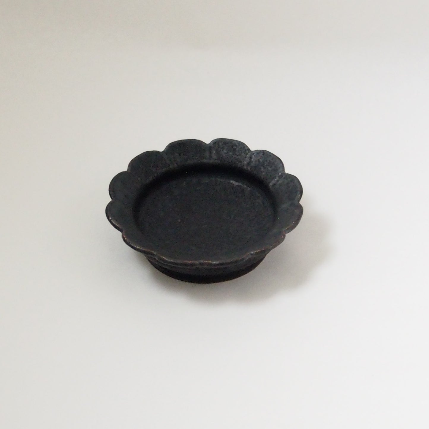 5 黒釉輪花3寸リム皿 | 青柳憲儀