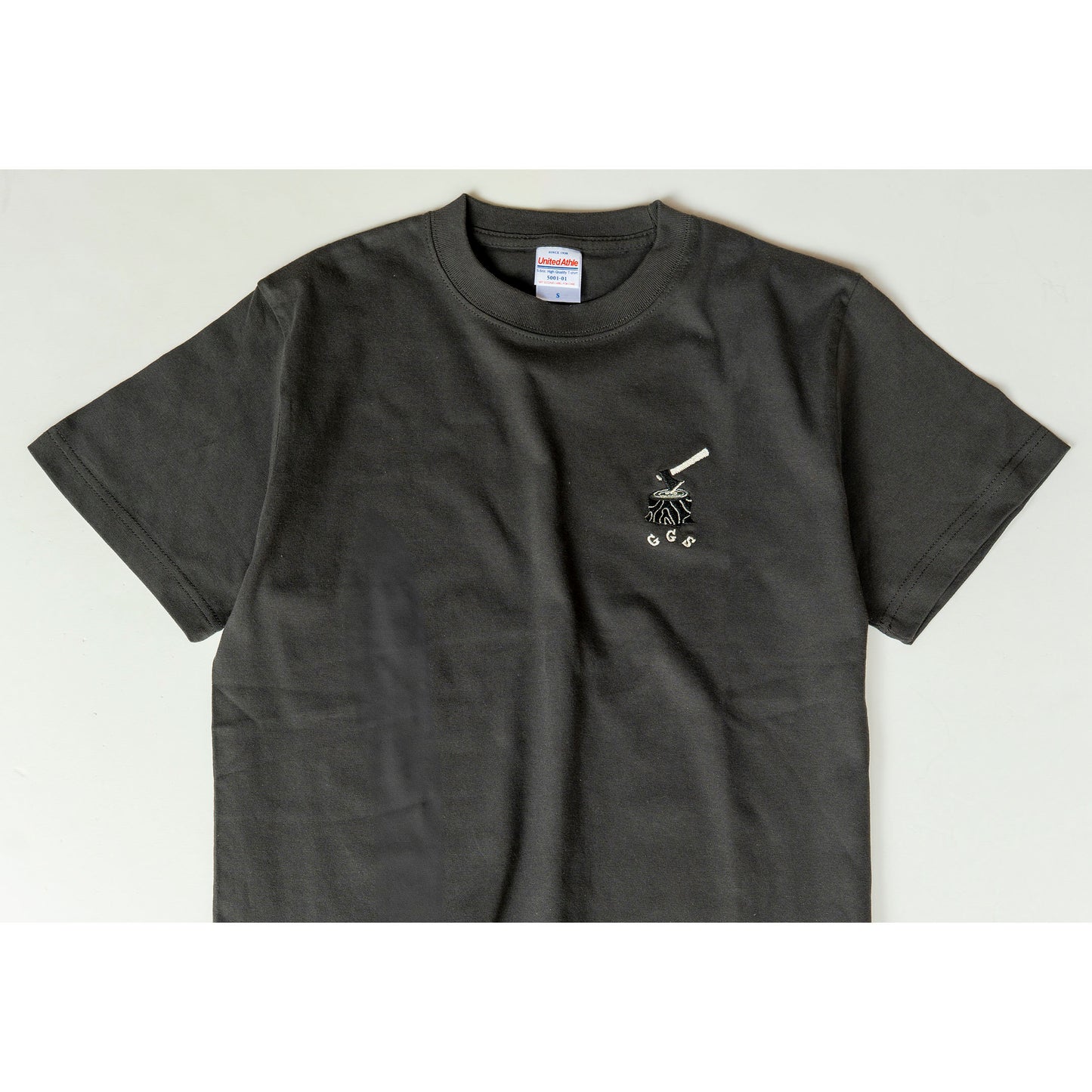 1 刺しゅうTシャツ 薪割り | 四々舎