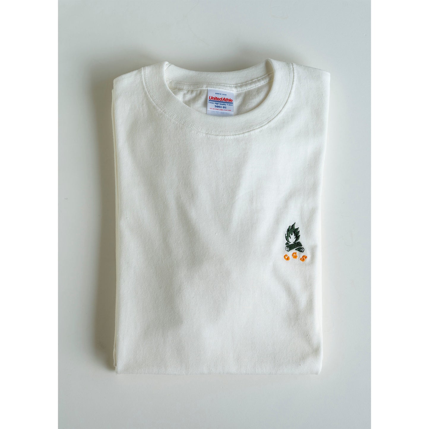 3 刺しゅうTシャツ たき火(バニラホワイト) | 四々舎