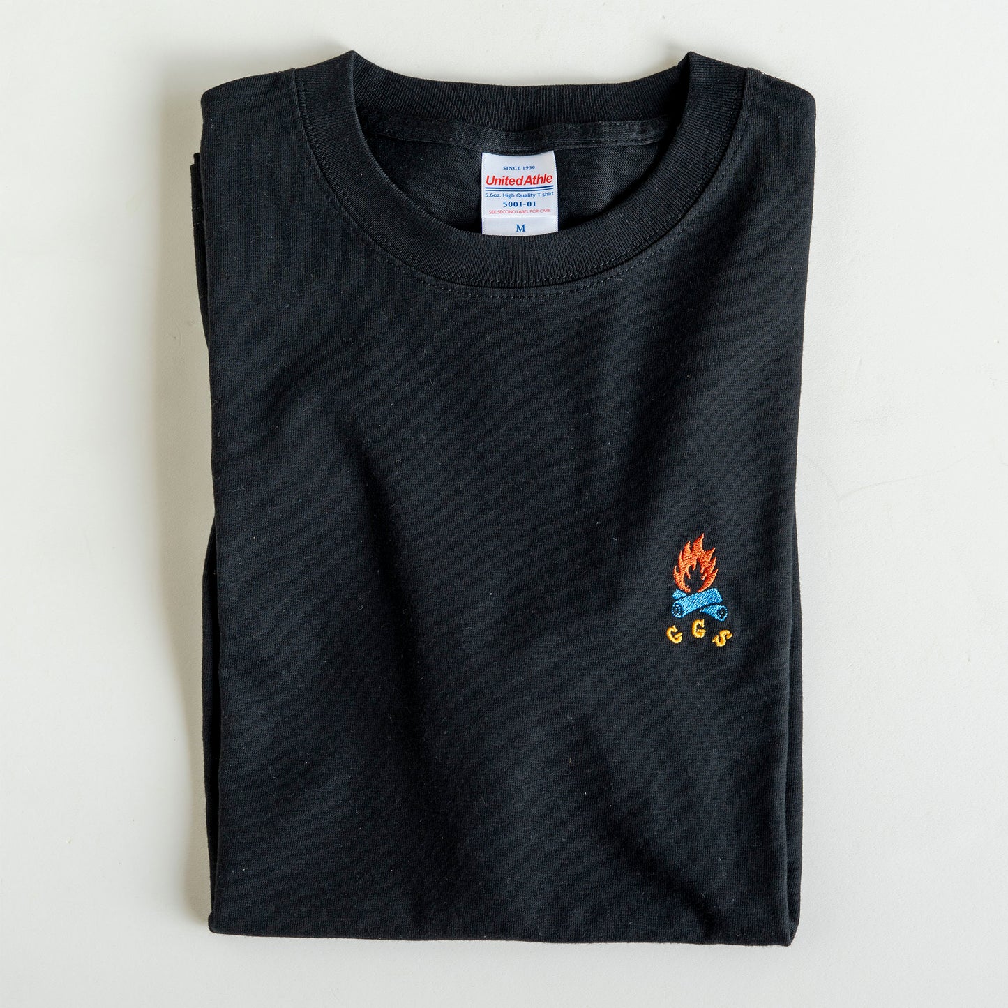2 刺しゅうTシャツ たき火(ブラック) | 四々舎