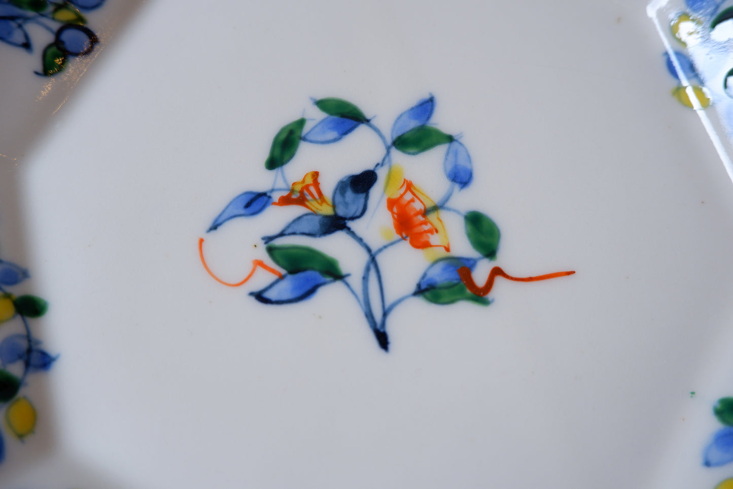 呉須赤絵面取輪花皿　中　②
